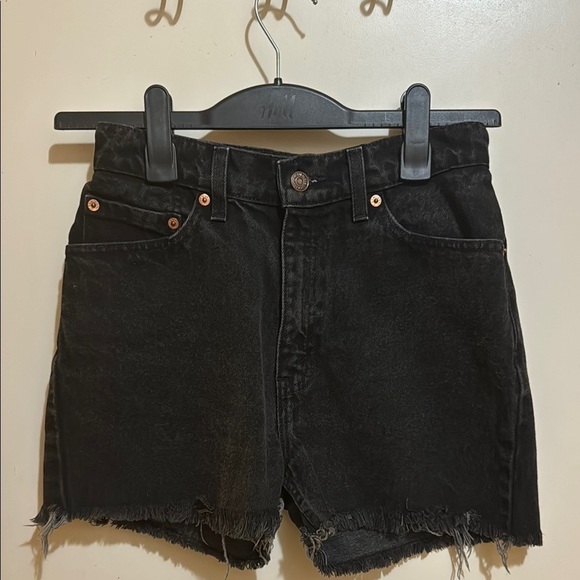 Vintage Levi’s Slim Fit Size 9M Black Denim Women's Shorts!! - Picture 3 of 10